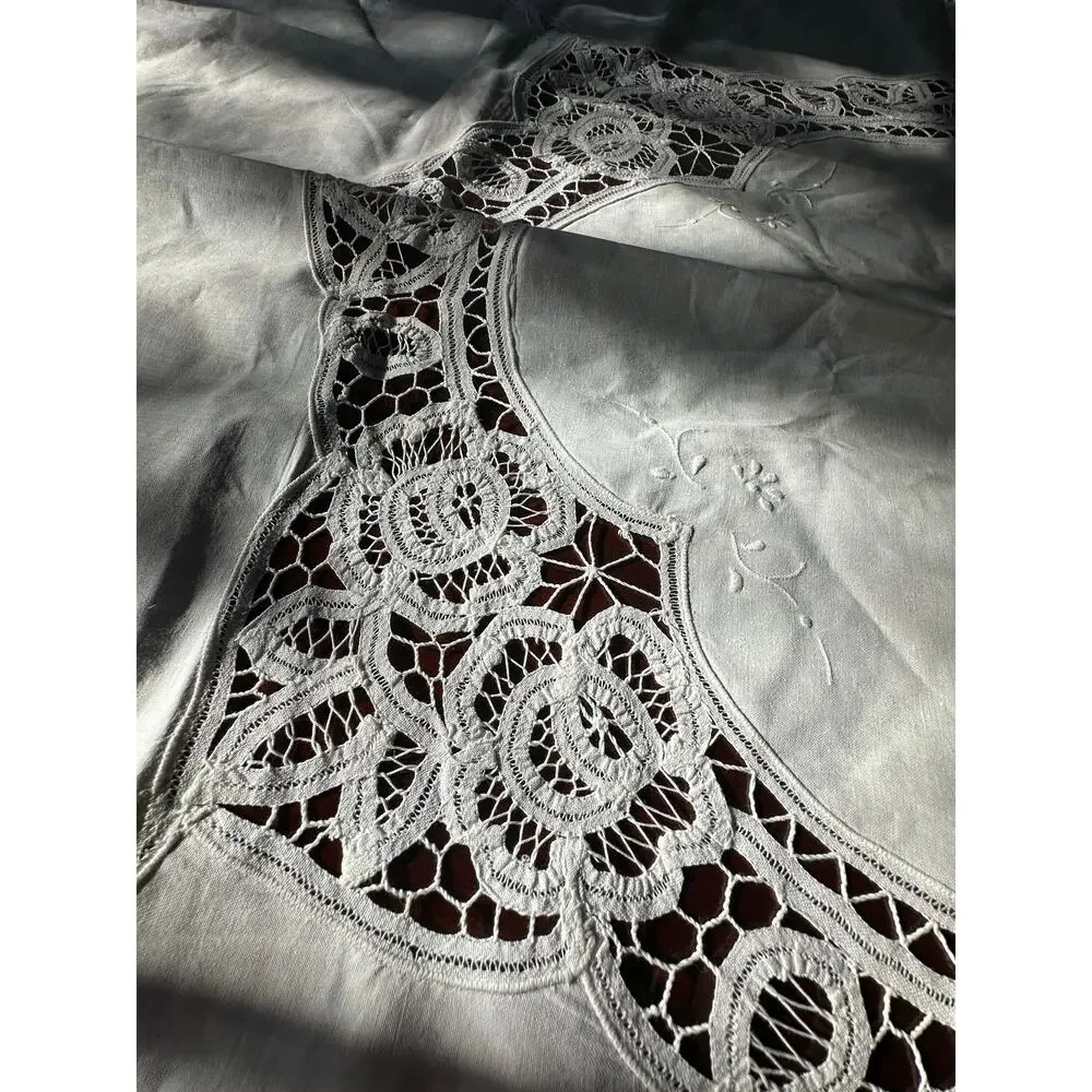 Vintage white, round tablecloth Battenburg lace embroidered floral 42”